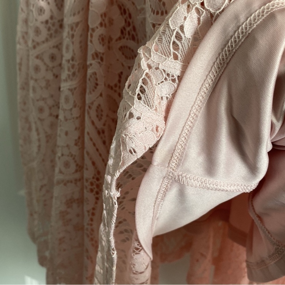 Express Lace Dress in light pink - Picture 7 of 7